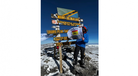 Николай Мизинцев установил флаг Тотьмы на Килиманджаро